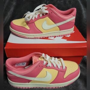 Nike Dunk Low Strawberry Cream 7Y / Women’s 8.5 Celestial Gold Coconut Milk
